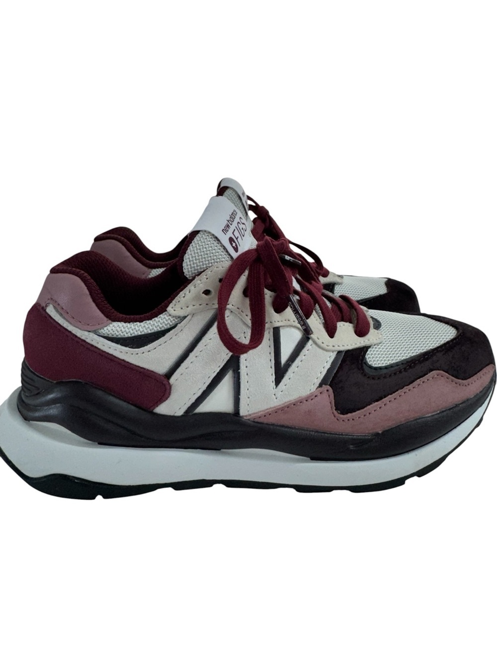 New Balance x FIGS 57/40 sneakers in the "Mineral Mauve" colorway - Picture 3 of 12